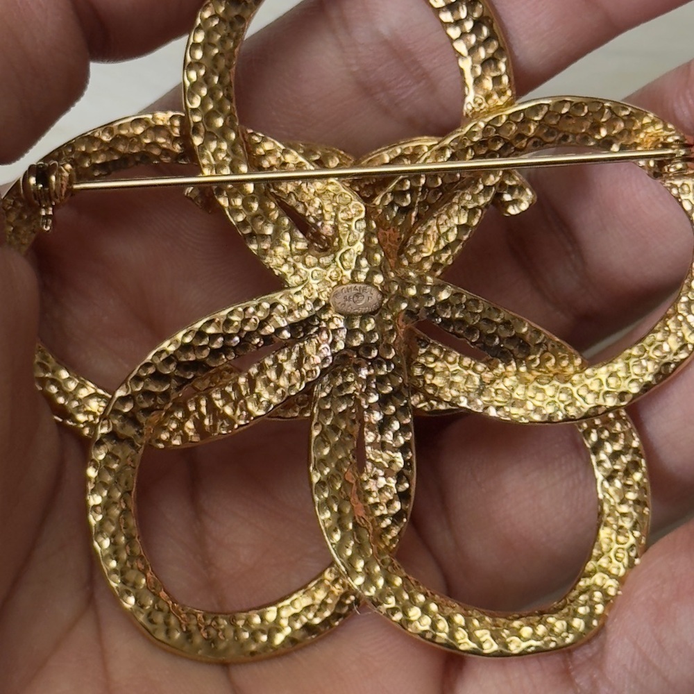 Chanel Vintage 1996 Camellia Gold Interlocking Flower Brooch CC - Picture 4 of 4